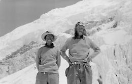 Everest, 72 anni fa il mondo toccò il cielo: la storia che cambiò l’alpinismo per sempre
