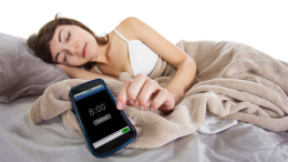 Il falso riposo del “snooze”: ecco perché rimandare la sveglia danneggia il sonno