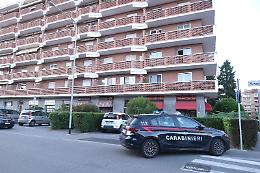 Marito accoltella la moglie in casa davanti alla figlia: la donna gravissima all'ospedale