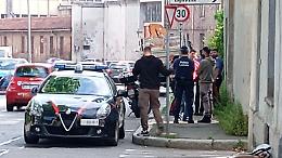 Blitz delle forze dell’ordine, lo sgombero della Manifattura Tabacchi: dentro diversi cuccioli di cane tra sporcizia e masserizie 