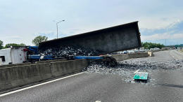 Tir si ribalta e perde il carico: tangenziale paralizzata a causa dell'incidente