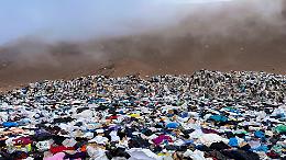 Fast fashion: dagli scaffali alle discariche visibili dallo spazio