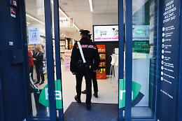Finge di essere carabiniere per rapinare una coppia: arrestato