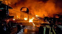 Carmagnola, violento incendio in una ditta di autodemolizioni