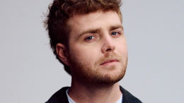 Dalle strade alla ribalta: la storia di Alex Warren, cantante di 'Ordinary'