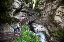 Il trekking più suggestivo d'Italia: 2,5 km di natura selvaggia e cascate spettacolari per tutti