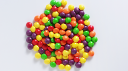 Cresce la pressione sugli additivi alimentari in America: addio biossido di titanio dalle Skittles
