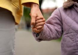 Vittime di femminicidio: in Italia più di 3500 bambini richiedono aiuto urgente e supporto educativo