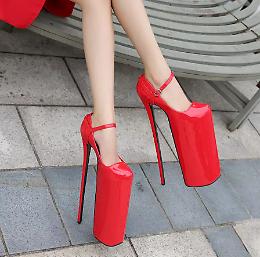Quando l'economia vacilla, il tacco sale: perché le scarpe alte vanno di moda nei periodi di crisi?