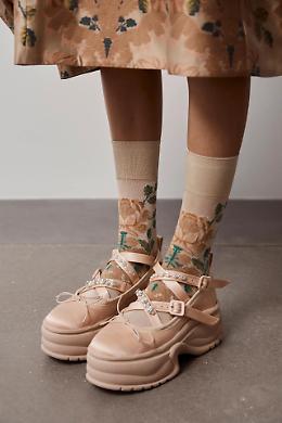 Criticata come brutta, ma sicuramente considerata come comoda: la Sneakerina, la combinazione tra sneaker e ballerina, la nuova tendenza