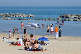 Mare da sogno a prezzi mini: dove andare in vacanza spendendo poco nel 2025