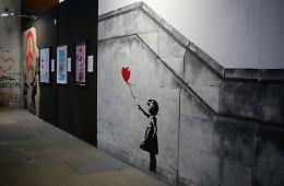 Marsiglia, spunta un nuovo Banksy: un faro nero e una frase carica di malinconia