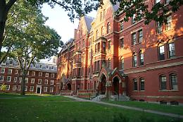 Harvard resiste a Trump: stop alla stretta sui visti per gli studenti internazionali