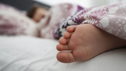 Un piede scoperto può cambiarti la notte: il trucco che migliora il sonno
