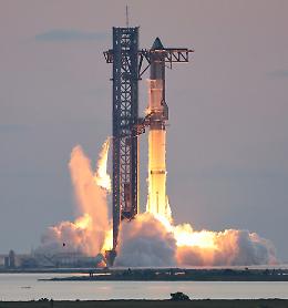 Elon Musk annuncia primo viaggio senza equipaggio verso Marte entro il 2026