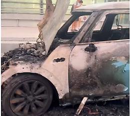 Porta Susa, donna si getta fuori dalla Mini che prende fuoco
