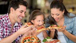 Mangiano fuori ogni settimana, ma dimenticano lo spazzolino: ecco cosa fanno gli italiani