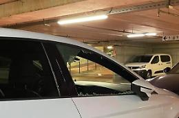 Spaccati i vetri di 15 macchine, (un altro) raid nel parcheggio Sofia