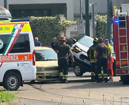 Scontro tra due auto in piazza Bernini: la Citroen "sale" sulla Panda