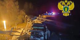 Russia, ore di paura: due ponti crollano, treno precipita in autostrada e prende fuoco