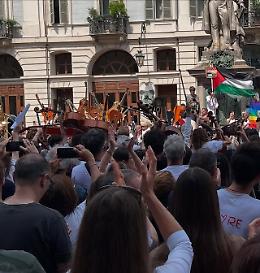 Musicisti in piazza Carignano per la causa palestinese: l'iniziativa "La Musica contro il Silenzio" (VIDEO)