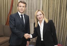 Macron vola da Meloni: pace fatta? Dietro il sorriso, la paura di Trump