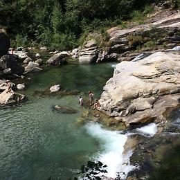 Bimbo scivola in acqua agli Orridi di Uriezzo: salvato da un passante