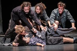 Tra "Autoritratto" e "Works and days": la settimana in scena del Teatro Stabile