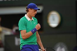 Jannik Sinner, implacabile anche contro Andrey Rublev, accede trionfalmente ai quarti a Parigi