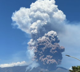 Etna in eruzione, nube alta chilometri e fontana di lava dal cratere Sud-Est (Video)