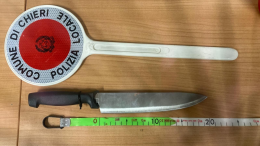 Uomo armato di coltello fermato nel centro storico di Chieri