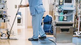 Il batterio che si nutre di plastica: una nuova minaccia negli ospedali