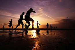 Beach soccer: l’adrenalina sulla sabbia che fa bene al corpo e allo spirito