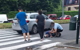 Investita da un’auto mentre attraversa la strada, una donna in ospedale