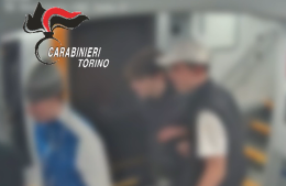 Gli rompono una mano per rubargli le scarpe sul treno: nei guai la gang dei 16enni