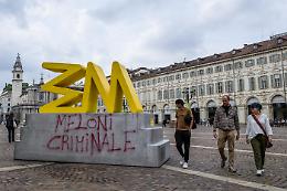 Scritte contro Meloni in piazza San Carlo: "Un gesto vigliacco"