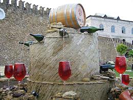 La fontana che regale vino si trova in Italia: ecco dove bere gratis con un panorama mozzafiato