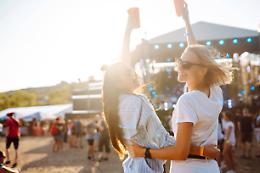 Sopravvivere al caldo durante i festival e i concerti estivi? Con questo kit si può 