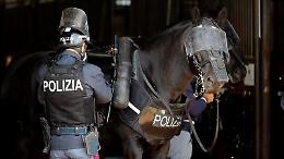 Poliziotti a cavallo contro gli spacciatori «Qui non usciamo più di casa, aiutateci»