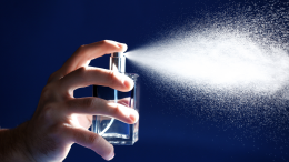 Spruzzare un profumo può cambiare l’aria di una stanza