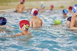 Scivola e batte la testa in piscina: bimbo di 7 anni grave al Regina Margherita