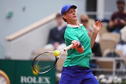 Jannik Sinner non lascia scampo a Bublik e torna in semifinale al Roland Garros, con Lorenzo Musetti è accoppiata azzurra dopo 65 anni