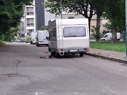 Via Marsigli, l’ex bocciofila sgomberata "adesso è in mano ai rom, mandateli via"