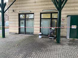 I rom causano migliaia di euro di danni a piazzale Caio Mario: asce, deiezioni e furti. Chiusi i bagni
