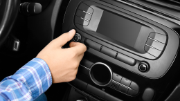 Addio autoradio? L'Agcom lancia l'allarme, smartphone e tablet pronti a sostituirla