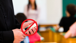 Scuola, il ministro Valditara verso il divieto dei cellulari anche nelle scuole superiori