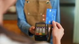 Italia senza contanti: per la prima volta vincono i pagamenti digitali