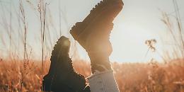 Dr. Martens chiude l’anno con risultati in calo, ma guarda al futuro con ottimismo