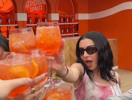 Charli XCX, regina pop dell'estate 2024, collabora con l'italiana Aperol in una sponsorizzazione frizzante