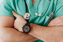 Truffa e abuso della professione medica: arrestato un "luminare" falso medico